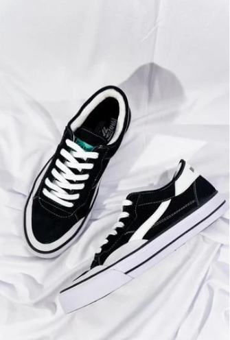 Footwear auctions